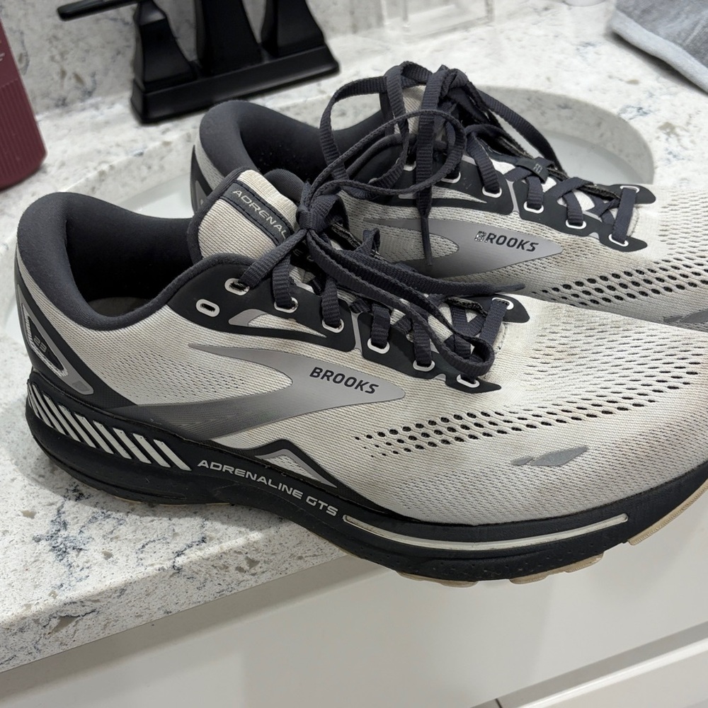 Brooks Men's Athletic Shoes - Black and White